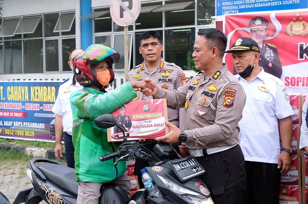 BBM Naik, Polda Riau Bagikan 5 Ribu Paket Sembako ke Ojek Online dan Supir